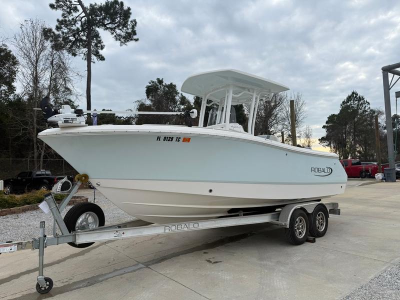 2022 Robalo 230 CC