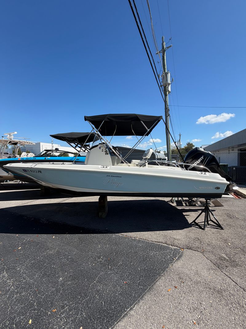 2014 Boston Whaler 210 Dauntless
